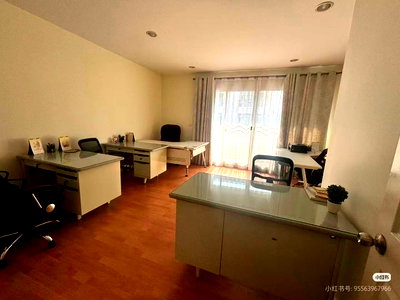 Townhouses for rent MRT Si Udom : 3-story townhouse for rent, fully furnished.