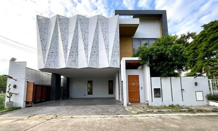 รูป ขาย Luxury Pool Villa รามอินทรา 57 บ้านหรูสระส่วนตัว 444 ตร.ม. ใกล้รถไฟฟ้าสายสีชมพู 350 ม. เพียง 34.9 ล้าน - รูปที่ 1/20