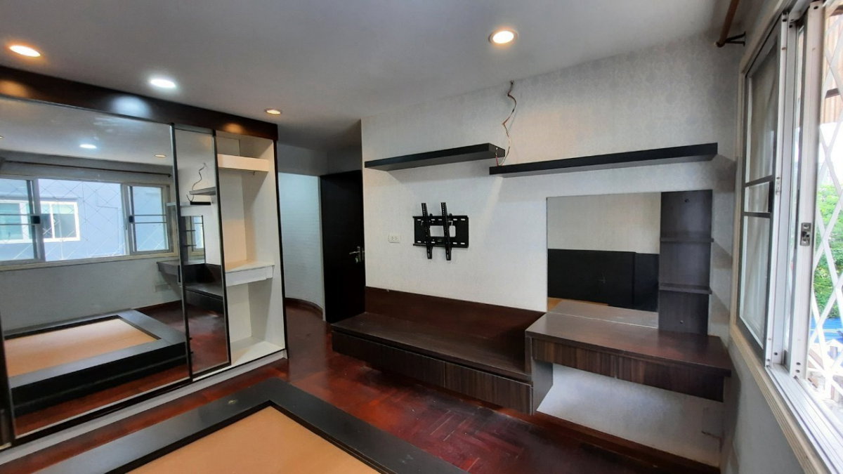 รูป 🏡✨ ขาย / เช่า ทาวน์เฮ้าส์ 4 ชั้น หมู่บ้านวราธรวิลล์ พัฒนาการ 44 5 ห้องนอน 4 ห้องน้ำ บ้านขนาดใหญ่ - รูปที่ 12/19