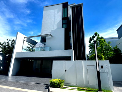 เช่าโฮมออฟฟิศ กรุงเทพมหานคร : Space & Layout: 421 sq.m of usable area, featuring 4 Bedrooms, 5 Bathrooms, 1 Maid room, and 4 Parking spaces