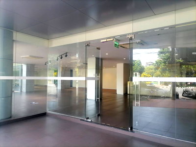 Office for rent Mahidol University Phaya Thai : Show room for Rent - with additional floors available repair and maintenance, car service center, beauty clinic, location Yaowarat (Chinatown).
