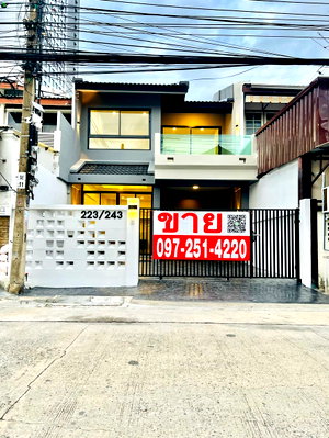 ทาวน์โฮม แจ้งวัฒนะ-ปากเกร็ด 22 : ขายทาวน์เฮ้าส์ ติดถนน แจ้งวัฒนะ-ปากเกร็ด หน้าหมู่บ้าน สี่ไชยทอง หลังตึกจัสมิน ไม่ต้องเข้าซอยไปลึก ใกล้เซ็นทรัล-ศูนย์ราชการ 