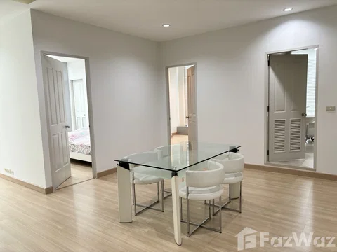 Corner unit with lots of natural sunlight. 6708899