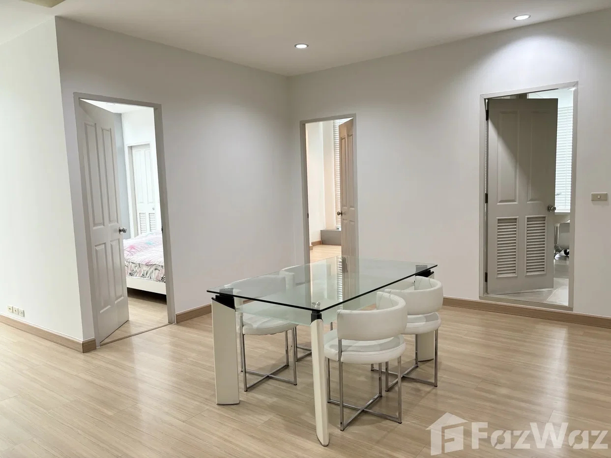picture Corner unit with lots of natural sunlight. 6708899 - 1/8