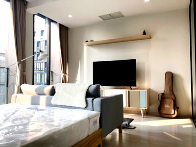 Condos for rent : Noble Ploenchit, beautifully decorated room Neatly built work The furniture and items were neatly decorated.