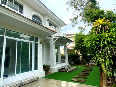 Houses for sale Bangkok : Beautifully Renovated Detached House with Private Garden | Prime Suwinthawong Location