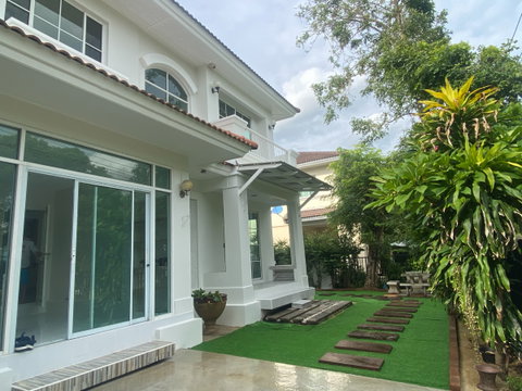บ้านเดี่ยวรีโนเวทใหม่ทั้งหลัง สวนสวยพร้อมพักผ่อน วิวถนนเมน รับลมทิศใต้ ใกล้ KMITL–นิคมลาดกระบัง