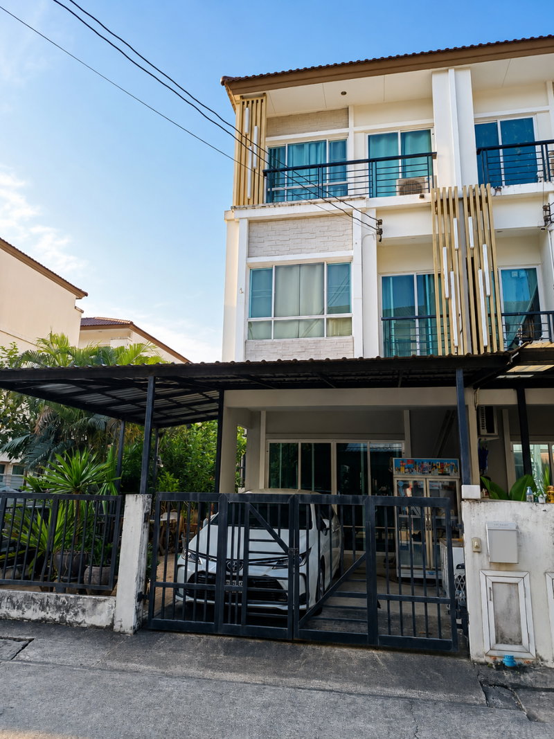 ขายโฮมออฟฟิศ : ขายด่วนถูก🏡 ทาวน์โฮม 3 ชั้น The Plant City Nawamin (ซอยนวมินทร์ 86) หลังมุม 28.6 ตร.ว.  ติด Lotus’s ใกล้รถไฟฟ้าและทางด่วน!