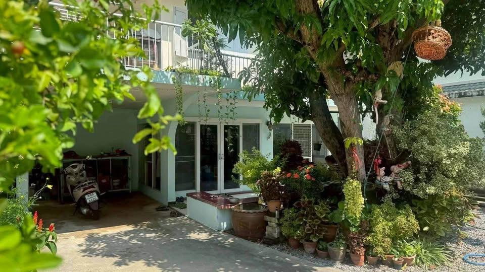 รูป LTH16093 - Spacious House for Sale Sukhumvit 65 | 300 sq.m. | 3 Beds 2 Baths | 60 sq.w. | BTS Ekkamai | 28 MB - รูปที่ 2/4