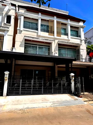 Townhouses for sale Srithanya Nursing College : 🏡🔥 For Sale Baan Klang Krung (The Royal Viena Ratchavipha)