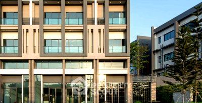 Townhouses for sale Bangkok : Pet-Friendly 2-BR Townhouse At Workplace Petchkasem 81-2 (ID 3232666)