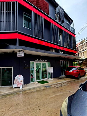 Apartment building for rent Panyapiwat Technological College : Rin Room for Rent — Opposite the Central Chest Institute of Thailand