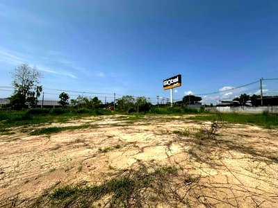 ที่ดิน รร.มงฟอร์ตวิทยาลัย แผนกประถม : ที่ดิน ติดถนนใหญ่ ข้าง โกลบอลเฮ้าส์ เวียงกุมกาม 