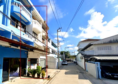 Shophouses for rent Pho Kaew Road : MRT Ladprao101 1.68km. Nawamin KhlongChan 3.75-story shophouse for rent with mezzanine and rooftop 3