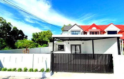 Houses for sale Chonburi : 3 Bedroom Townhome for Sale Siam Country Club Mabprachan