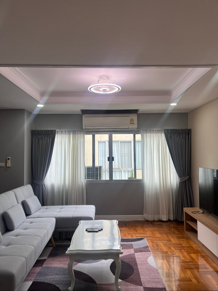 Pets allowed, 2 beds, 2 baths, corner unit, high floor 