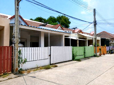 Townhouses for sale Ang Sila Market : Townhouse for sale in a great location, Bangsaen River, Mittrasamphan. Comfortable living and convenient transportation.