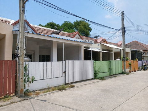 Townhouse for sale in a great location, Bangsaen River, Mittrasamphan. Comfortable living and convenient transportation.