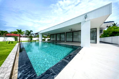 Houses for sale Chonburi : High End 5 Bedroom Pool Villa for Sale Huay Yai Pattaya