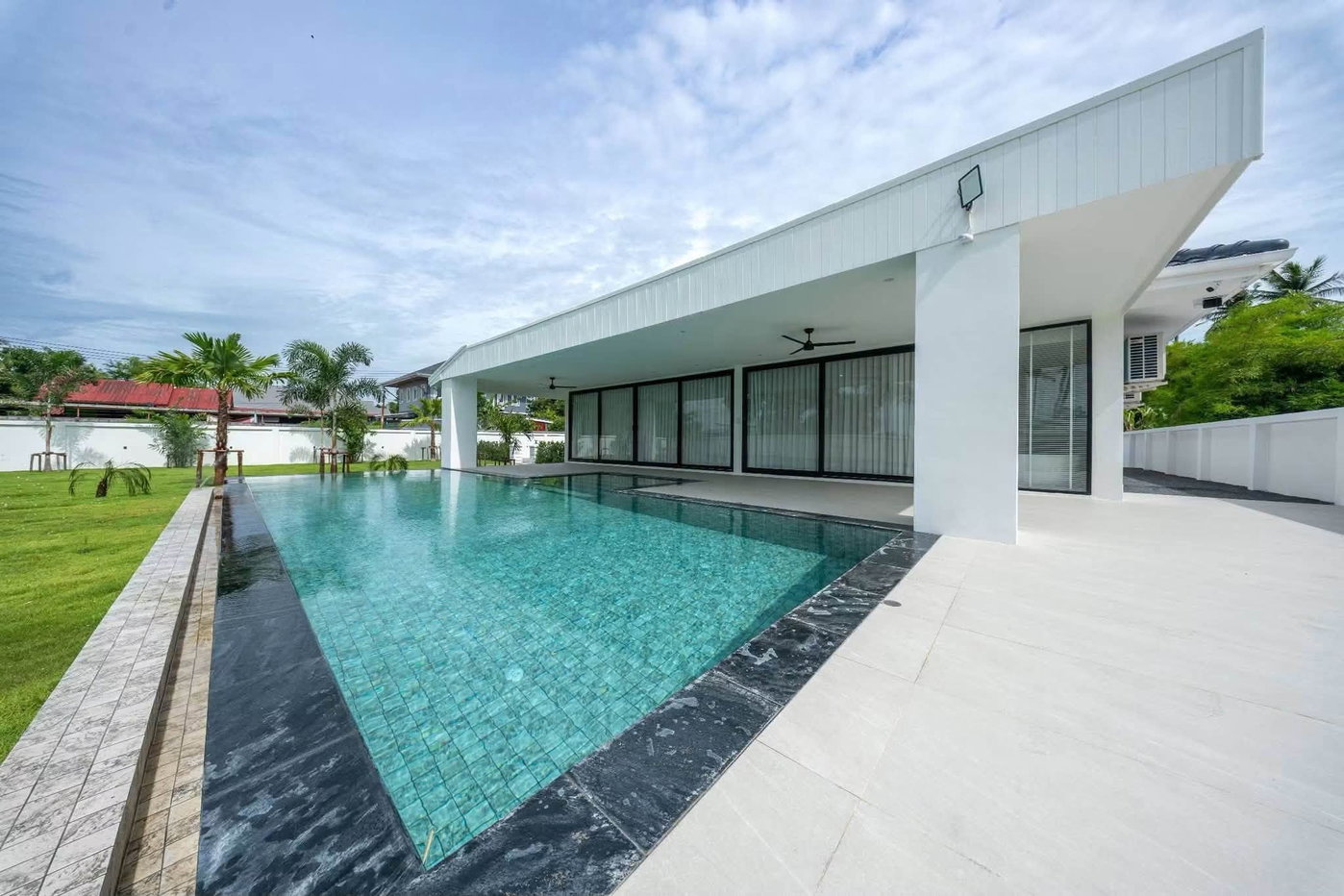 รูป High End 5 Bedroom Pool Villa for Sale Huay Yai Pattaya - รูปที่ 1/26