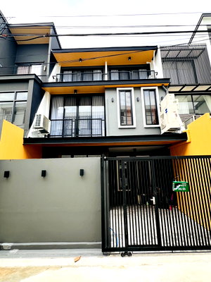 Townhouses for rent Chalermkarnchana Rayong College : 🔥 Townhome for Rent – Ekkamai 22 : 4BR  for Rent – 80K (Negotiable) 🔥