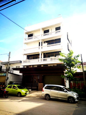 เช่าอาคารพาณิชย์ วิทยาลัยดุสิตธานี : 🏢✨ ให้เช่าอาคารสำนักงาน 4.5 ชั้น ซอยอ่อนนุช 70/1  เหมาะสำหรับบริษัท สำนักงาน โชว์รูม คลินิก หรือธุรกิจออนไลน์ที่ต้องการพื้นที่สต๊อกและแพ็กสินค้า