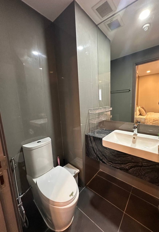 รูป Ashton Chula Silom【𝐒𝐄𝐋𝐋 & 𝐑𝐄𝐍𝐓】🔥 ความเรียบหรูที่ลงตัวในทุกดีเทล เฟอร์นิเจอร์ทรงเหลี่ยม บิ้วอินเข้ามุมเป๊ะ🔥 ติดต่อไลน์ไอดี: @hacondo - รูปที่ 8/9
