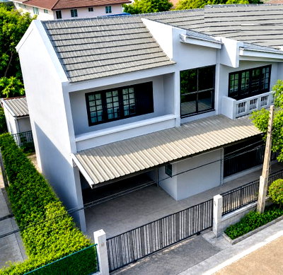 Townhouses for rent SYH Hospital : Phaholyothin 49-57 Two Story Townhome 3Beds 3Baths BTS WatPhrasi 650m. and Wat Phra Si Mahathat 450 m. Land area 33 sq.wa.