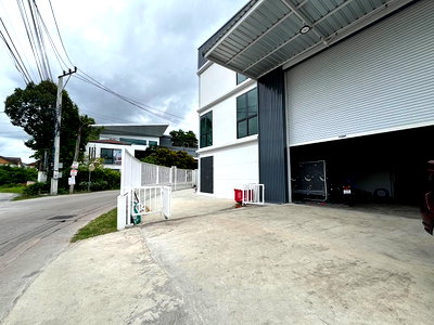 เช่าสำนักงาน เมืองนนทบุรี นนทบุรี : ให้เช่าอาคาร / Home Office + พื้นที่เก็บของ Storage / โกดัง /  ติดถนน รัตนาธิเบศร์ ใกล้รถไฟฟ้าสายสีม่วง สถานีไทรม้า / จอดรถ 9 คัน / จดบริษัทได้