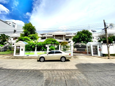 Houses for sale Thonburi Vocational College : EXCLUSIVE LUXURY RESIDENCE FOR SALE IN PINKLAO SP Garden, Borommaratchachonnani Soi 2 
