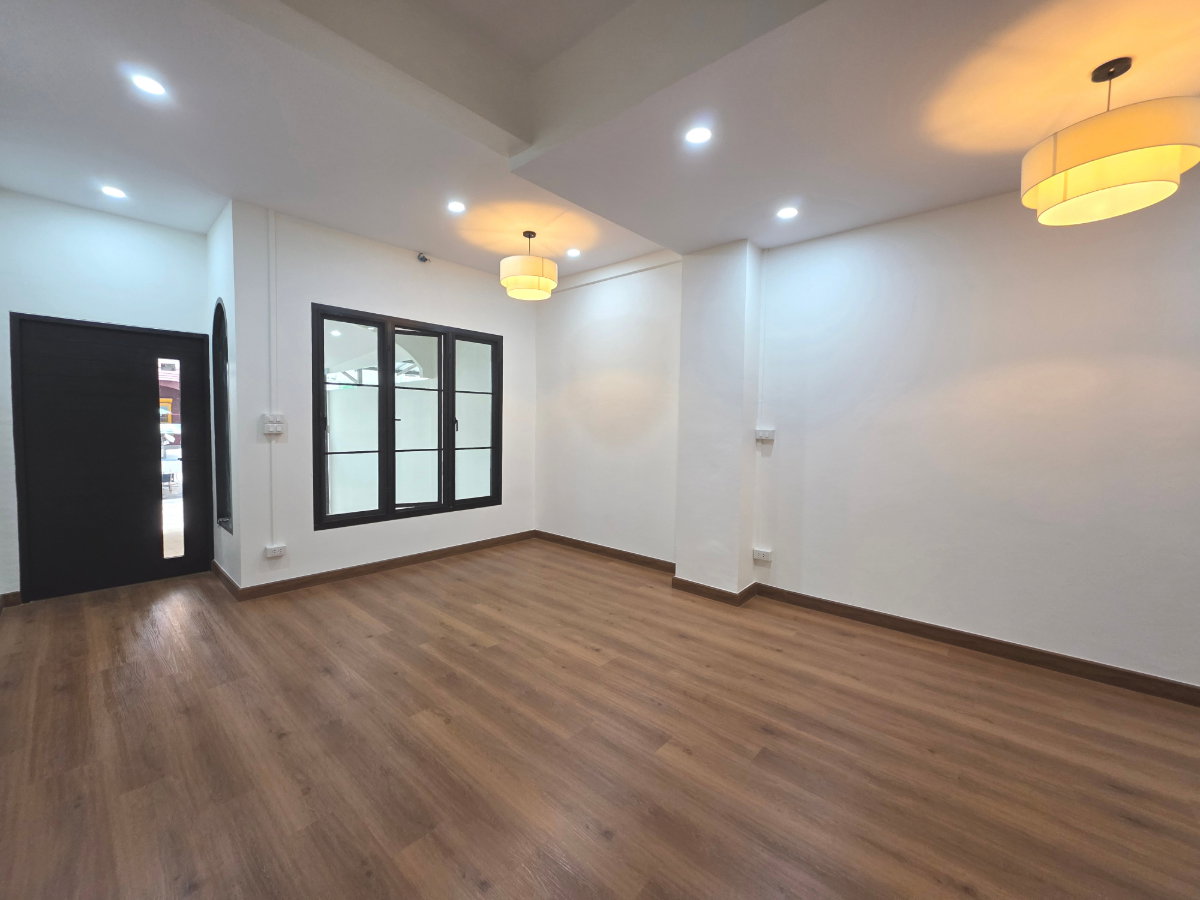 ทาวน์เฮาส์3ชั้น รีโนเวทใหม่ ทำเลบางนา–สุขุมวิท ใกล้เซ็นทรัลบางนา 