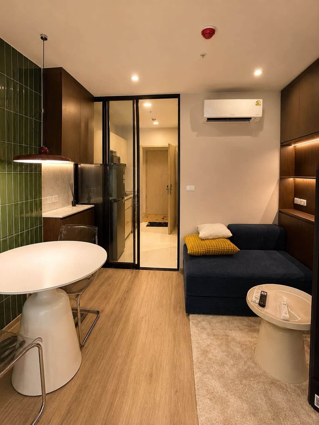 Culture Thonglor The room is decorated in warm tones. Decorated with green walls to create an atmosphere like being in nature. Ready to move in