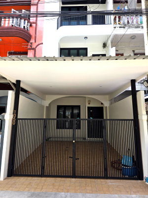 Townhouses for sale Srinagarindra Road : Newly renovated townhouses in the Bangna-Sukhumvit area, near Central Bangna.