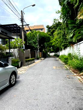 Townhouses for rent Big C Extra Rama 4 : Townhome for rent at Ekamai soi 12. (quiet area) Only 40,000 Bath per month