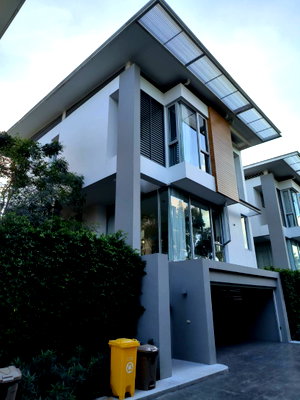 เช่าบ้านเดี่ยว ชาญอิสสระ ทาวเวอร์ 2 : บ้าน 3 ชั้น Pool Villa พระราม 9 | 2 นอน plus 1 เอนกประสงค์ 4 ห้องน้ำ | 300 ตร.ม. **ค่าเช่า 110,000 บาท** นัดชม แอดไลน์ ID: @property.ma