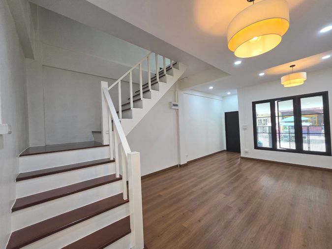 ขายทาวน์โฮม 3 ห้องนอน 100 ตร.ม. 17 ตร.ว. หมู่บ้านไพโรจน์ บางนา