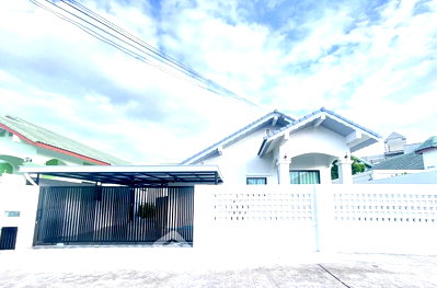 Houses for sale Bang Lamung Chonburi : Pet-Friendly 3-Bedroom House, หมู่บ้านพาราไดซ์ฮิลล์ 2, East Pattaya (ID 3235830)