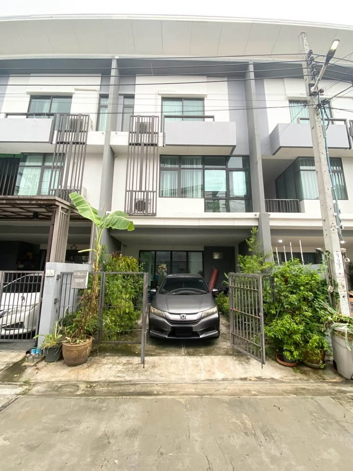 ขายทาวน์โฮม : 🟡 ขายด่วน!!! ทาวน์โฮม  เพล็กซ์ เรสซิเด้นท์ นวมินทร์ 111 (Plex Residence Nawamin 111)  ทำเลศักยภาพ 📍 กล้องวงจรปิดทั้งหลัง หน้าบ้านไม่ชนกับบ้านใคร