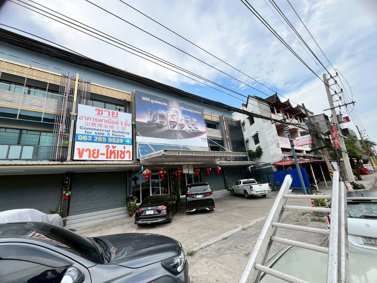 รูป หลุดขายถูกกว่าข้างเคียง! ตึกแถว 3 ชั้น สภาพดีเยี่ยม ติดถนนใหญ่เชียงใหม่-หางดง โอกาสทองของนักลงทุนและเจ้าของธุรกิจ!  - รูปที่ 9/20