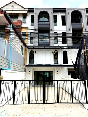 ทาวน์โฮม ถนนลาดพร้าว : ขายทาวน์โฮม 4 ชั้น ตกแต่งใหม่  : ซอยลาดพร้าว 110 ขนาด 24 ตารางวา 4 ห้องนอน 5 ห้องน้ำ 2 ที่จอดรถ
