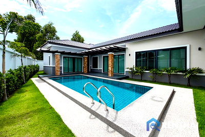 บ้านเดี่ยว บางละมุง ชลบุรี : บ้านพูลวิลล่าสไตล์โมเดิร์น พื้นที่กว้าง พร้อมเข้าอยู่
