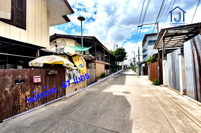 ที่ดิน เอสพลานาด รัชดาภิเษก : ขายที่ดินพร้อมสิ่งปลูกสร้าง 148 ตารางวา แยกรัชดา-ห้วยขวาง ซอยประชาราษฎร์บำเพ็ญ 4 ติดรถไฟฟ้า MRT ห้วยขวาง