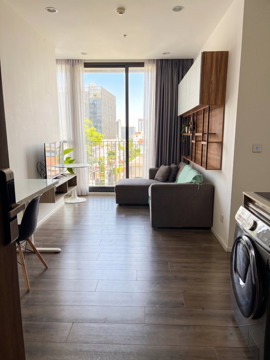 2-bedroom condo for rent, Whizdom Essence Sukhumvit, 52 sq m, 12A floor, next to True Digital Park. Only 28,000 baht per month.
