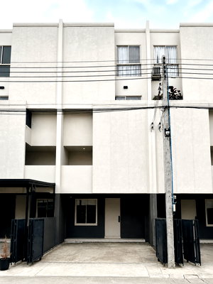Townhouses for rent Bangkok : 🐶🐱Townhome For Rent : Nue Verse Krungthep Kreetha, 3-Storey with Double Volume | Pet Friendly