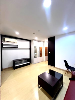 Condos for rent : For Rent: The Station Condo (Charoen Krung 65) – Spacious 40 sq.m. unit, conveniently located.