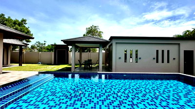Houses for sale Bang Lamung Chonburi : Sale Pool Villa Pattaya Best location at this village 