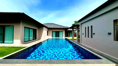 Houses for sale Bang Lamung Chonburi : Sale Pool Villa Pattaya Best location at this village 