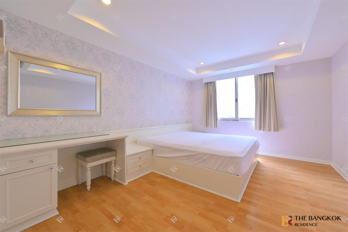 picture Royal Castle Sukhumvit near BTS Phrom Phong Easy Travel, Fully Utilized Space - 6/10