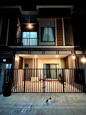 Houses for rent ถนนวัชรพล : 			HU7718 Town Home For Rent    The Atrium  Bangkok          