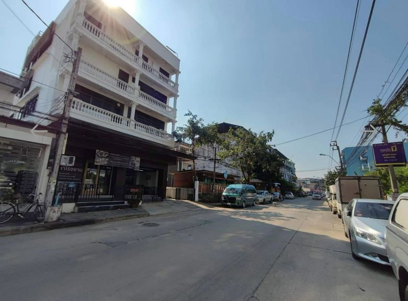 รูป ให้เช่าอาคารสำนักงาน อ่อนนุช 70/1 | 4.5 ชั้น | พื้นที่ใช้สอย 675 ตร.ม. | มีรั้วส่วนตัว | เหมาะทำ Office / Showroom / Clinic / Online Warehouse - รูปที่ 1/14